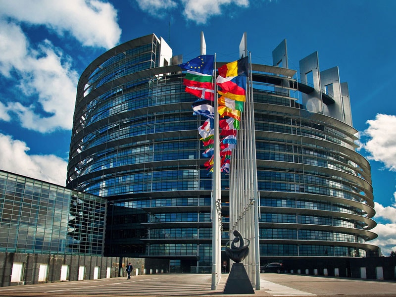 parlament-min